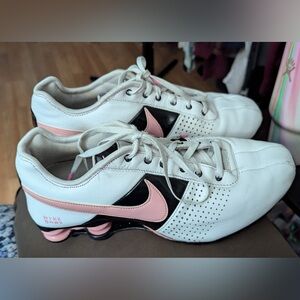 👟 Nike Shox Sneakers | Women’s 8.5 🤍🖤💗
‼️See all photos‼️